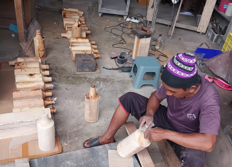 process of handmade wood table lamps